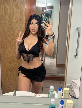 Vivian Pamela, 25  female escort, Longbeach